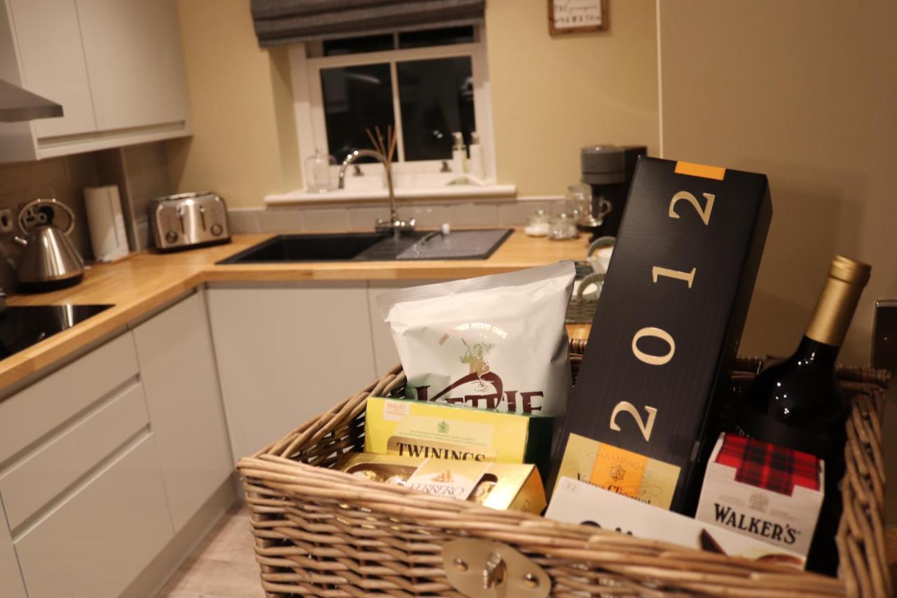Canal View Cottage With Log Fire & Parking Blisworth المظهر الخارجي الصورة