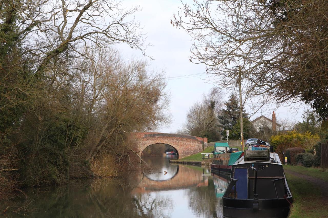 Canal View Cottage With Log Fire & Parking Blisworth المظهر الخارجي الصورة