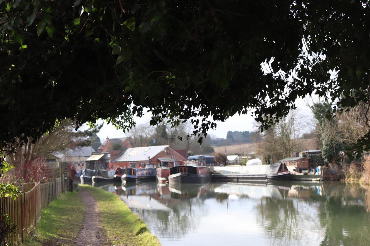 Canal View Cottage With Log Fire & Parking Blisworth المظهر الخارجي الصورة