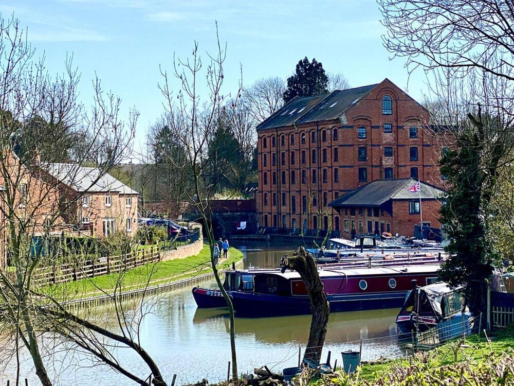 Canal View Cottage With Log Fire & Parking Blisworth المظهر الخارجي الصورة